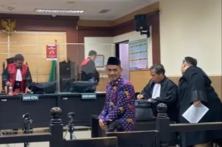 Kepala Desa Tobat, Kecamatan Balaraja, Kabupaten Tangerang, Endang Suherman alias Eman, masih menjalankan tugas pemerintahan desa meski tengah menjalani proses persidangan sebagai terdakwa dalam perkara dugaan perusakan dan perobohan Masjid Jami’ Nuruttij