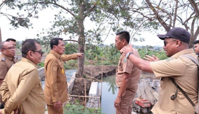 Bupati Tangerang Moch. Maesyal Rasyid meninjau sejumlah lokasi yang kerap terdampak banjir di Kecamatan Pasar Kemis, Senin (19/10/2026). Peninjauan tersebut dilakukan untuk mengevaluasi kondisi saluran air sekaligus memastikan kesiapan penanganan banjir m