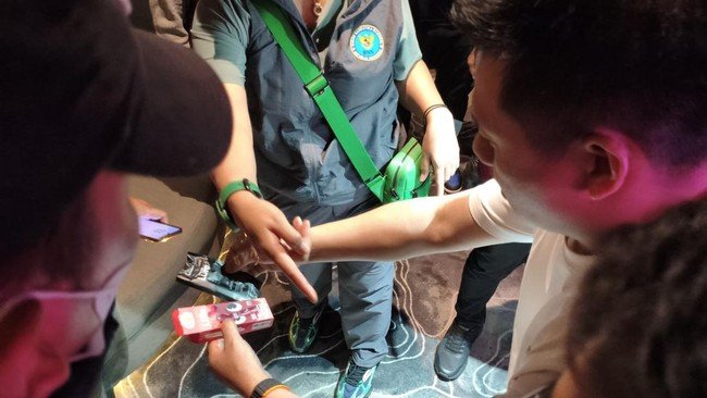 Direktorat Tindak Pidana Narkoba Bareskrim Polri bersama Badan Narkotika Nasional (BNN) RI menggelar razia di sebuah kelab malam di kawasan Pantai Indah Kapuk (PIK) 2, Kecamatan Kosambi, Kabupaten Tangerang, Banten, Minggu (18/10/2026) dini hari.