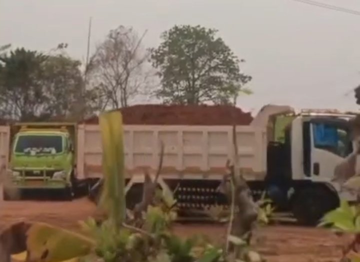 Aktivitas galian tanah tanah ilegal di Kampung Malangnengah, Desa Sindang Sono, Kecamatan Sindang Jaya, Kabupaten Tangerang, dikeluhkan warga.